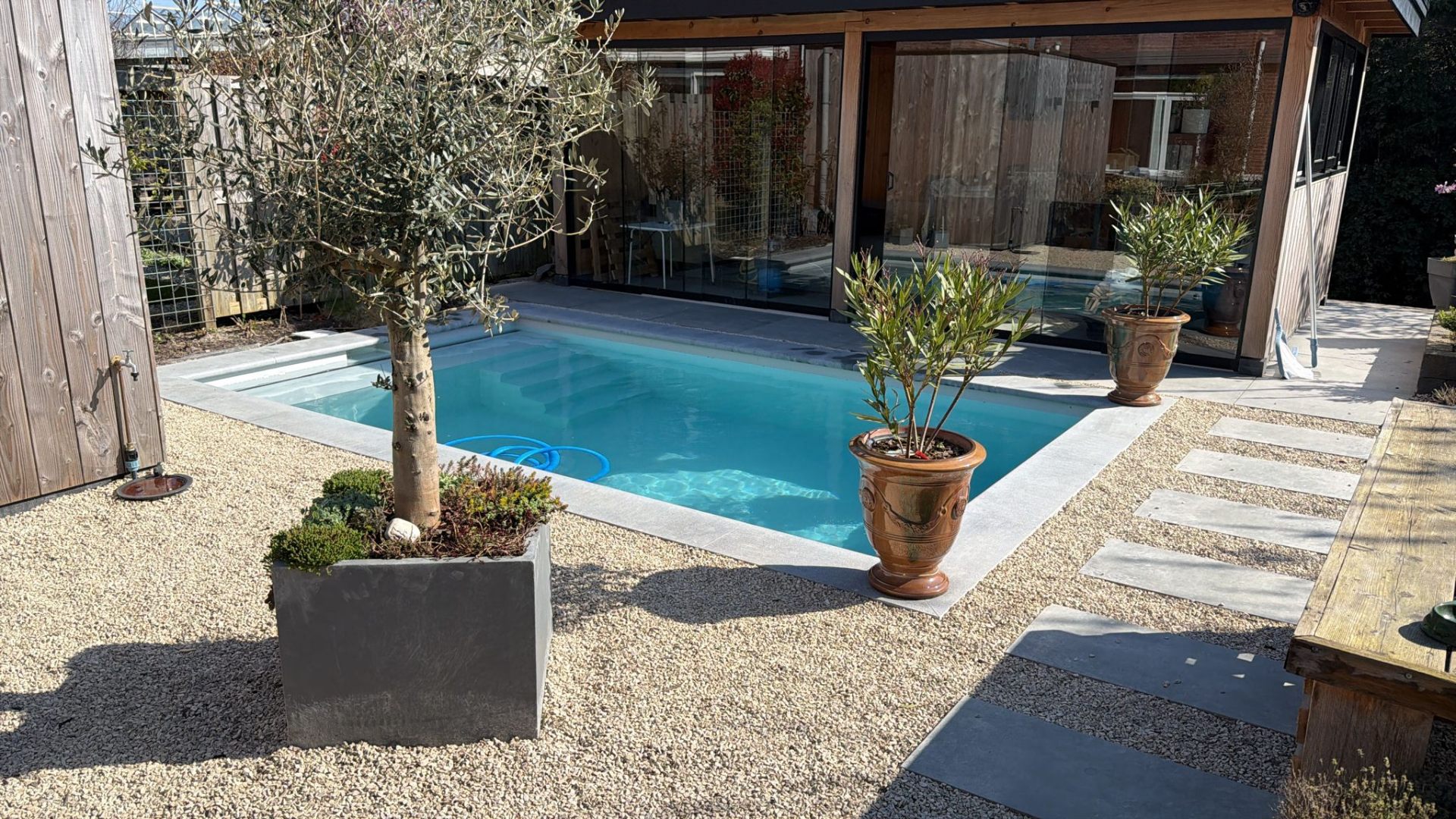 Luxe tuin met StarPools zwembad in avondlicht — als een vakantiebestemming